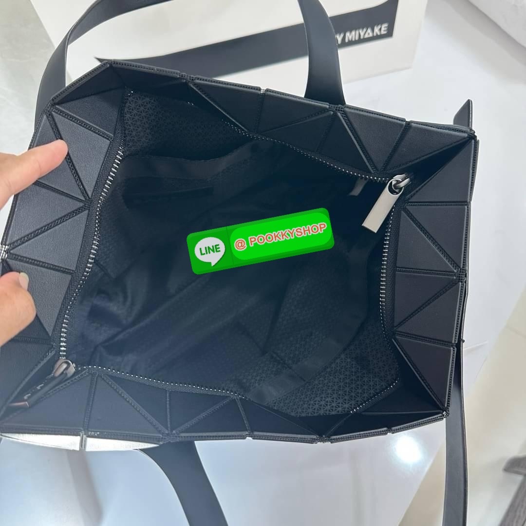 Bao bao Issey Miyake Rock Matte กระเป๋า Bao Bao ซีรีส์นี้จะเป็นทรงสี่เหลี่ยมผืนผ้าและทรงสี่เหลี่ยมจัตุรัส น้ำหนักเบา มีซิปปิดด้านบน ถือเป็นรุ่นที่เหมาะกับการใช้งานในชีวิตประจำวัน สามารถพับมุมและบริเวณด้านล่างของกระเป๋าเพื่อเพิ่มความสะดวกสบายในการใช้งาน ทั