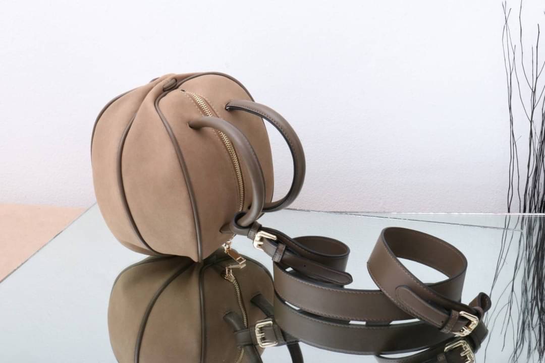 กระเป๋าลูกมะเฟืองยอดฮิต ดาราเซเลปใช้กันเยอะมาก งานตั้งใจผลิตกว่าจะได้มา แก้งานข้ามปี หลายรอบเพื่อความเป๊ะ งานสวยหนังสวย แถมฟรี!! ที่ห้อยลายดอกไม้ โอ้ย!!สวยเป๊ะขนาดนี้จะพลาดได้งัย