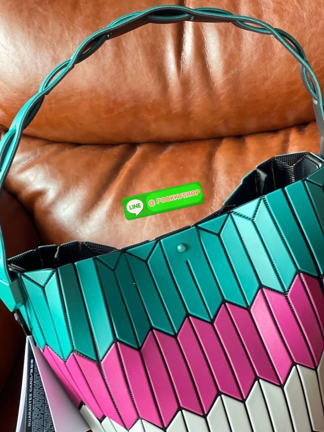 💕Baobao Issey Miyake Large Bucket กระเป๋าบัคเก็ตขนาดใหญ่สามารถใช้ใส่ร่มพับได้หรือขวดน้ำขนาดเล็กได้ ซีรีย์ใหม่นี้มีจุดเด่นที่แผ่นรูปทรงสี่เหลี่ยมด้านขนานในแนวตั้ง เกิดเป็นรูปทรงสามมิติซึ่งแตกต่างไปจากรูปทรงที่เกิดขึ้นจากแผ่นสามเหลี่ยม หูหิ้วสามารถข