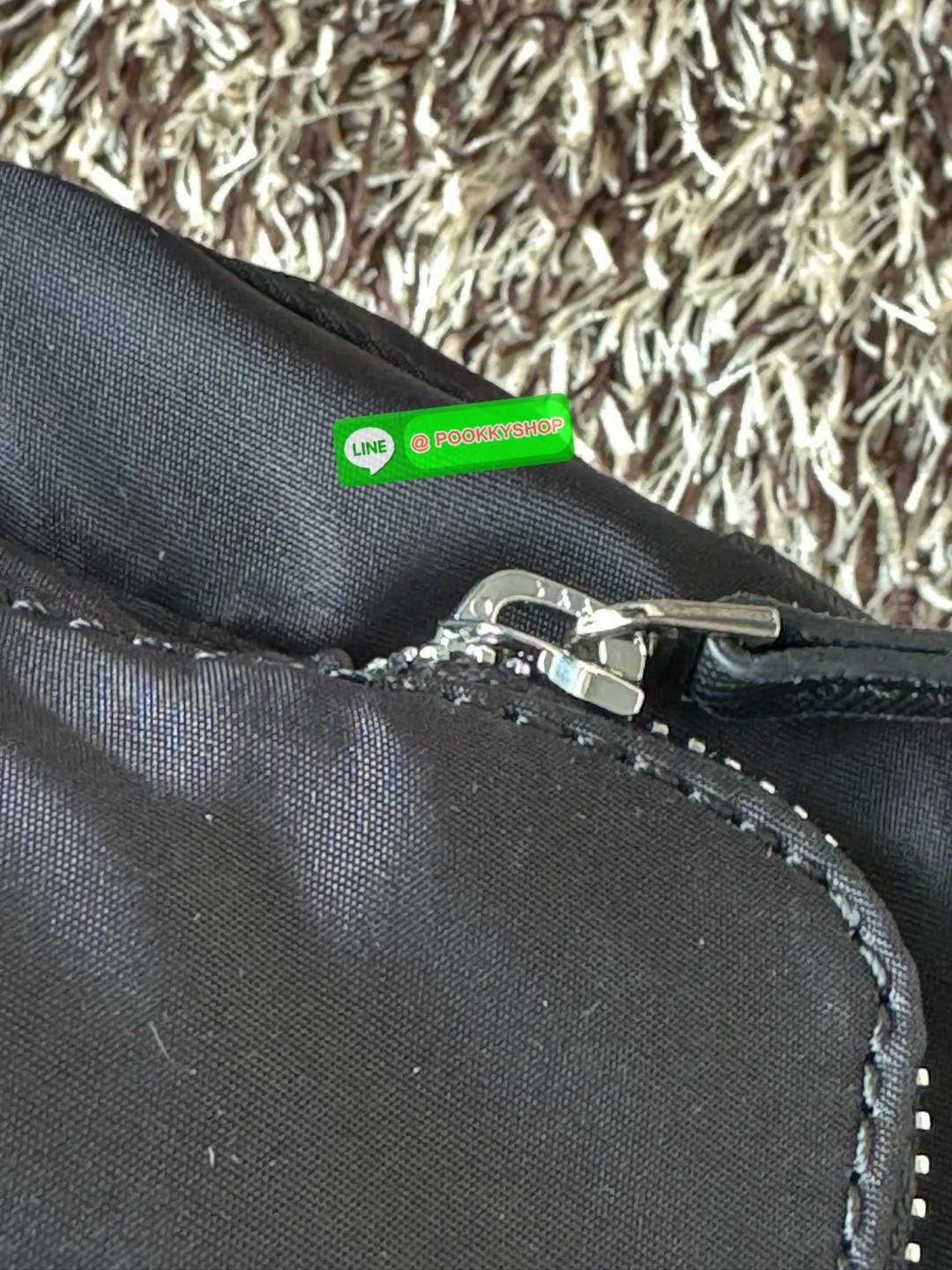 TORY BURCH VIRGINIA SMALL MESSENGER เป็นกระเป๋าที่มีรูปแบบการเปิด-ปิดด้วยกระดุมแม่เหล็ก ทำให้ปากกระเป๋าเปิดง่ายและหยิบสิ่งของสะดวก ซึ่งภายในฐานกระเป๋ามีความกว้างขวางพอสมควร เก็บสิ่งของต่าง ๆ ได้ดั่งใจ มาพร้อมดีไซน์เรียบง่ายสีดำประดับด้วยโลโก้แบรนด์อันเป็น