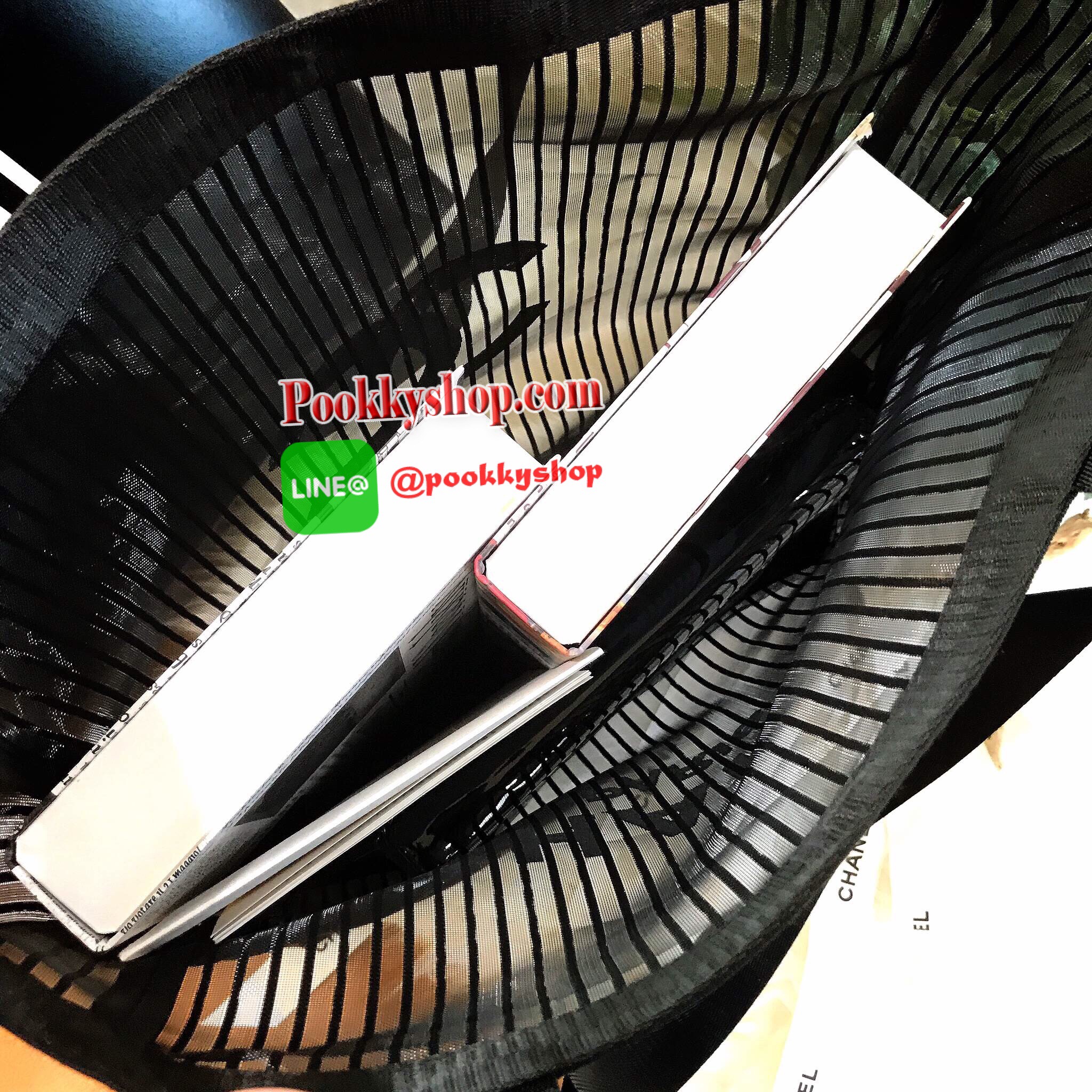 ห้ามพลาดนะคะ! NEW Arrival! Chanel Cosmetic Shopping Bag กระเป๋าสะพายใบใหญ่ VIP Gift With Purchase Limited Edition พรีเมี่ยมกิ้ฟของแท้จาก Chanel Cosmetic Counter ใบใหญ่วัสดุ Nylon โปร่งปั้มโลโก้แบรนด์ เปิดปิดด้วยแถบแม่เหล็กซ่อนด้านในปากกระเป๋าบุที่ฐานเพื่อ