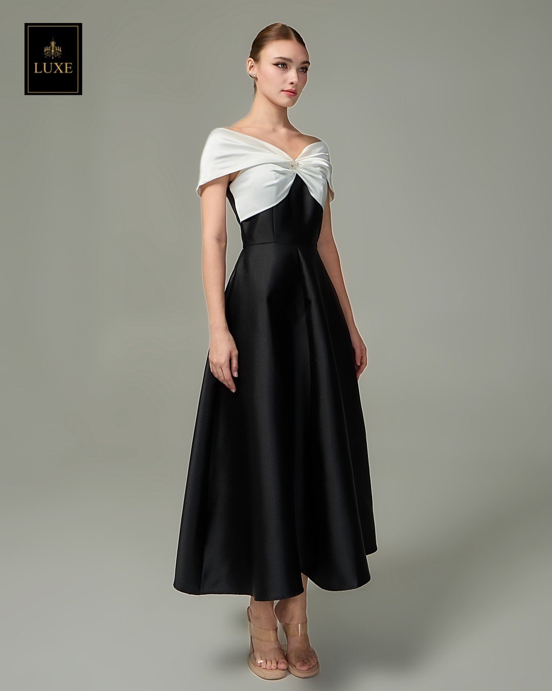 เดรสแฟชั่น เดรสเสื้อคล้องคอแขนกุด ทรงเข้ารูป กระโปรงบาน มีกระเป๋าข้าง