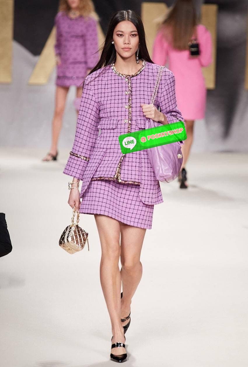 เกินต้านที่สุดกับไอเท็มนี้ Chanel 22 ที่สาวๆหรือใครๆก็ต้องมีแล้ว!! แค่เห็นก็หลงรัก กระเป๋าทรงสวย ดีเทลเรียบแต่มีความหรูแอบซ่อนอยู่ ด้วยดีไซน์สายสะพายโซ่สีทอง และโลโก้อันโดดเด่น วัสดุหนังแกะ สัมผัสดีงามน่าหลงใหลมาก ใช้ได้ง่ายๆไปเลยทุกโอกาส ใช้งานได้สะดวก ม