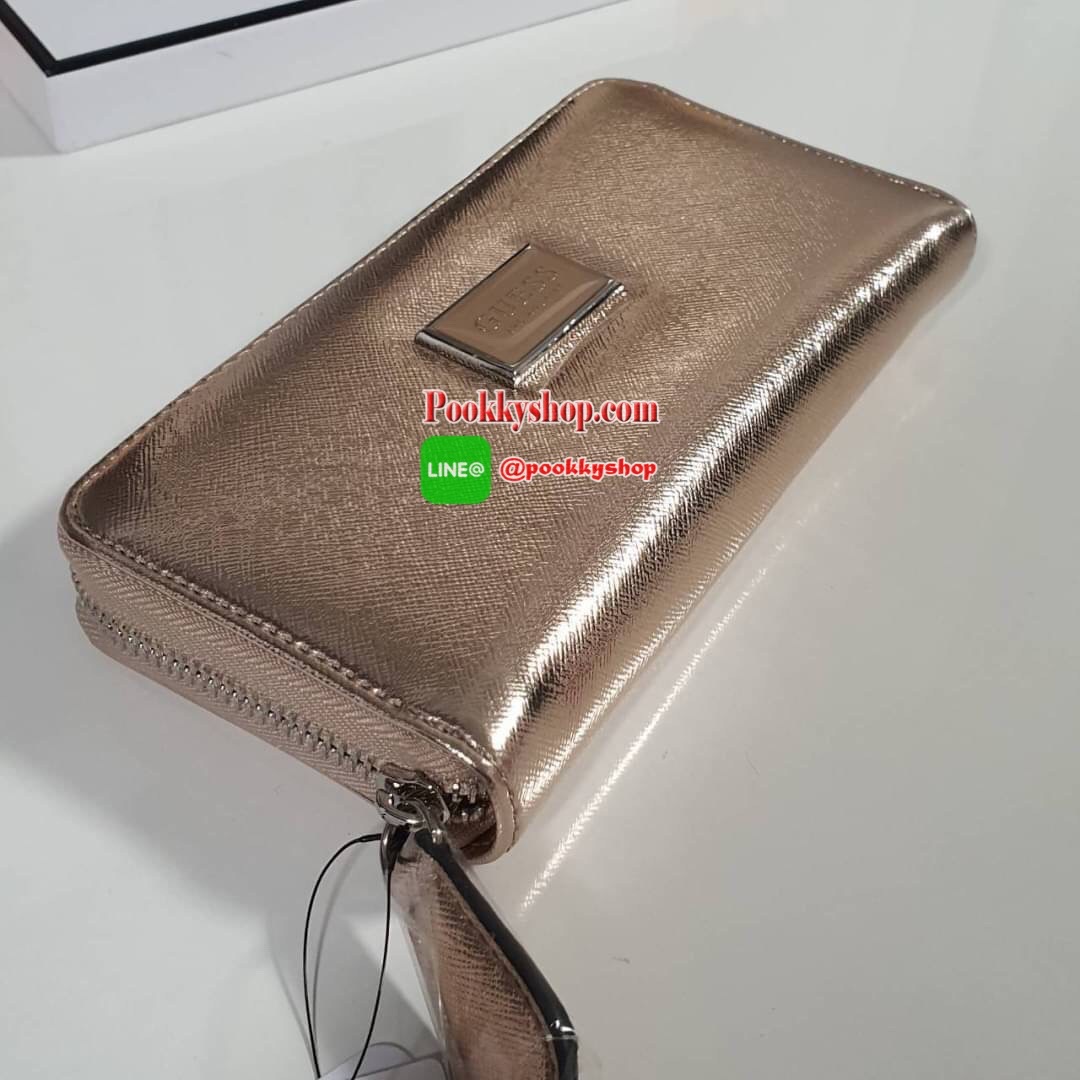GUESS WOMEN'S WALLET กระเป๋าตังค์แบบซิปรอบ หนังลาย SAFFIANO ประดับโลโก้แบรนด์ด้านบน ด้านในมีซิปกลาง ไว้ใส่เหรียญ มีช่องใส่บัตรหลายช่อง ช่องใส่ธนบัตรมี2ช่องใหญ่ น้ำหนักเบา อุปกรณ์ครบ ห้ามพลาดค่า!