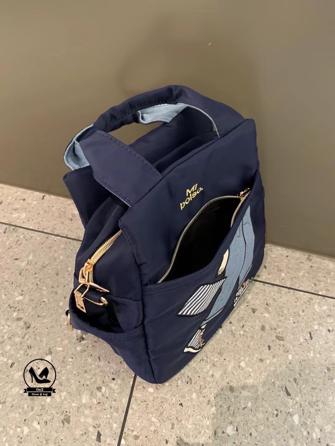 กระเป๋าเป้ได้ สะพายข้างได แบรนด์ miss zapatos วัสดุตัวกระเป๋าทำจากผ้ากันน้ำอย่างดี water proof อะไหล่สีเงิน ด้านบนเป็นปากซิป ด้านหน้า และด้านหลังมีช่องซิป ด้านข้างมีช่องใส่ของ งานจริงน่าใช้มาก สายกระเป๋าสะพายทำเป็นเป้ได้ หรือทำเป็น crossbody bag ก็ได้นะคะ