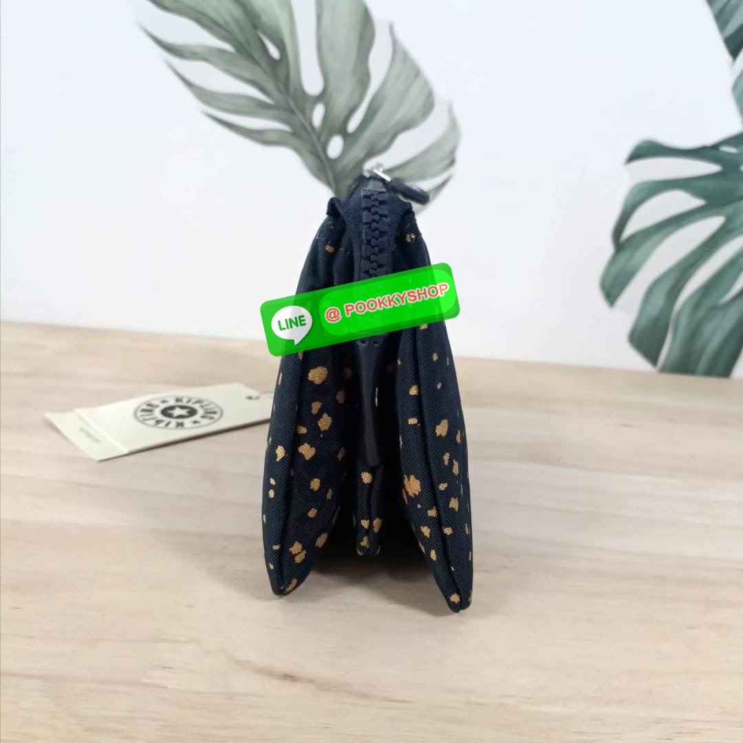 Kipling Creativity Large Pouch วัสดุ Nylon 100% กระเป๋าคล้องมือขนาดพอเหมาะ 7.25 นิ้ว พกพาสะดวก เปิด-ปิดด้วยซิปเดียวใช้งานง่าย ด้านในมีช่องกว้าง 2 ช่องและช่องซิปเล็กตรงกลางอีก 1ช่อง ใช้งานได้สะดวก สามารถใส่มือถือ 7.5 นิ้วได้ กุญแจรถ ธนบัตรได้ ล็อตนี้มาพร้อ