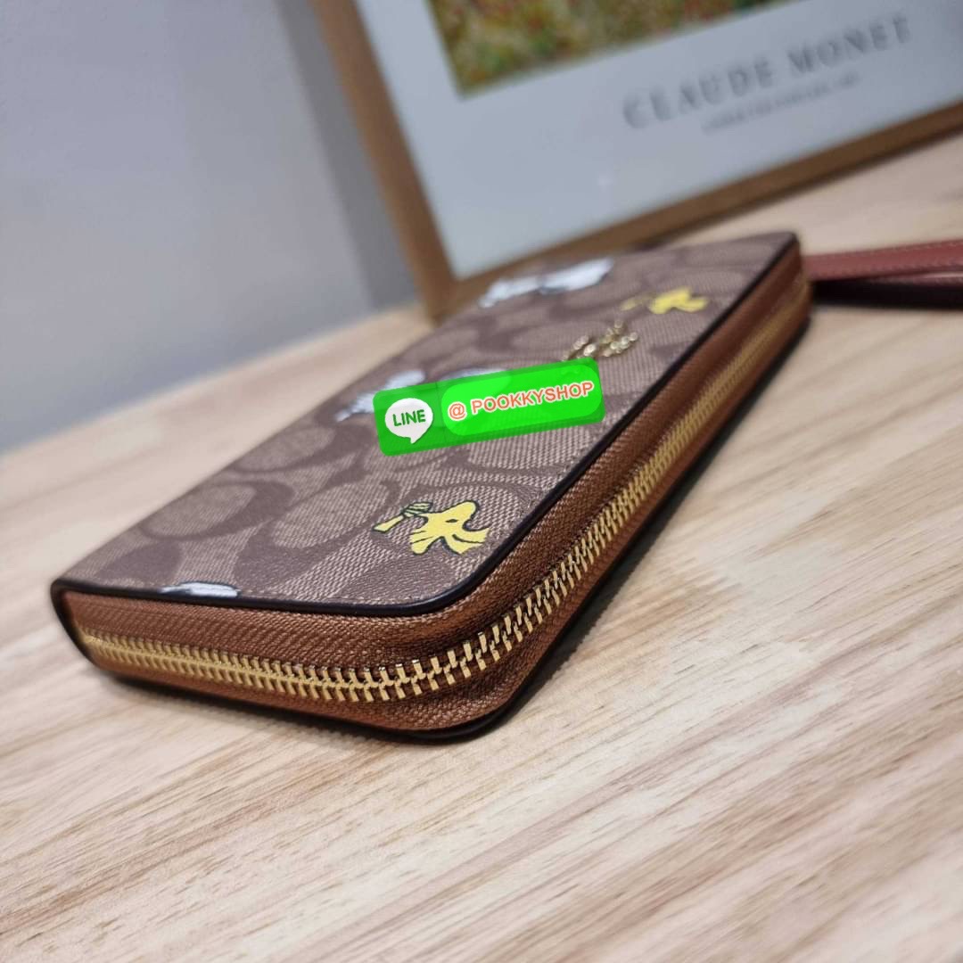COACH CE705 COACH × PEANUTS LONG ZIP AROUND WALLET IN SIGNATURE CANVAS WITH SNOOPY WOODSTOCK PRINT ใหม่ล่าสุด กับกระเป๋าสตางค์ใบยาวกึ่งคล้องมือ สวยดูแพง ดีไซน์เหล่าการ์ตูนยอดฮิต คลาสสิคไม่มีเอาท์ วัสดุหนังแคนวาสเคลือบผิว ดูแลรักษาง่าย มาพร้อมสายคล้องมือ ถ