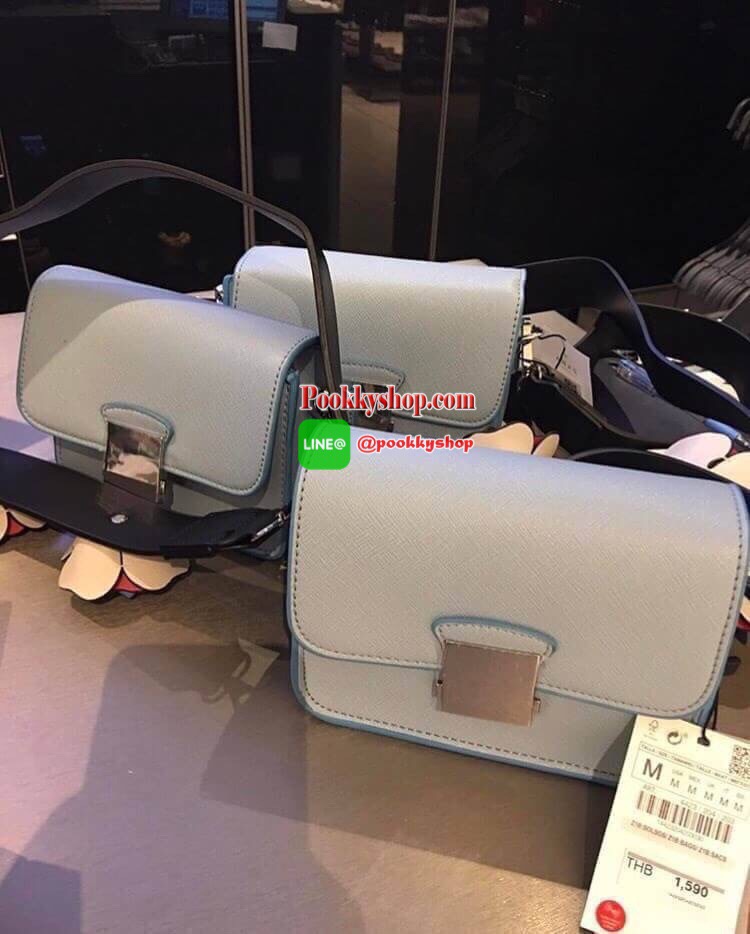 Don't Miss! Best Seller! ZARA CROSSBODY WITH 2STRAPS กระเป๋าถือหรือสะพายทรงคลัชรุ่นยอดนิยมวัสดุหนัง Saffiano อยู่ทรงสวยหรูสไตล์ PRADA แข็งแรงทนทาน ดีไซน์เก๋ไม่ซ้ำใคร เปิดปิดด้วยตัวล๊อคเอกลักษณ์ของ ZARA ภายในมีโลโก้ สามารถใส่มือถือ iphone7+ ได้ โดดเด่