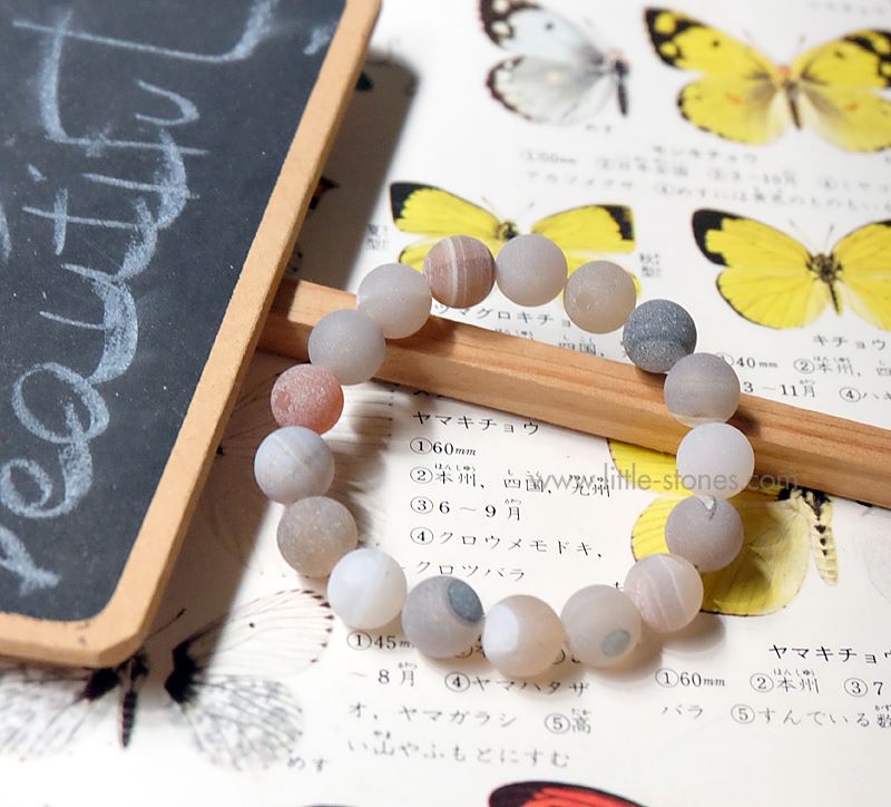 ++ Agate - อาเกต ลายธรรมชาติ สีอ่อน ๆ ขัดเนื้อทราย เม็ดกลมขนาด 10 mm // มี laughing mouth ++