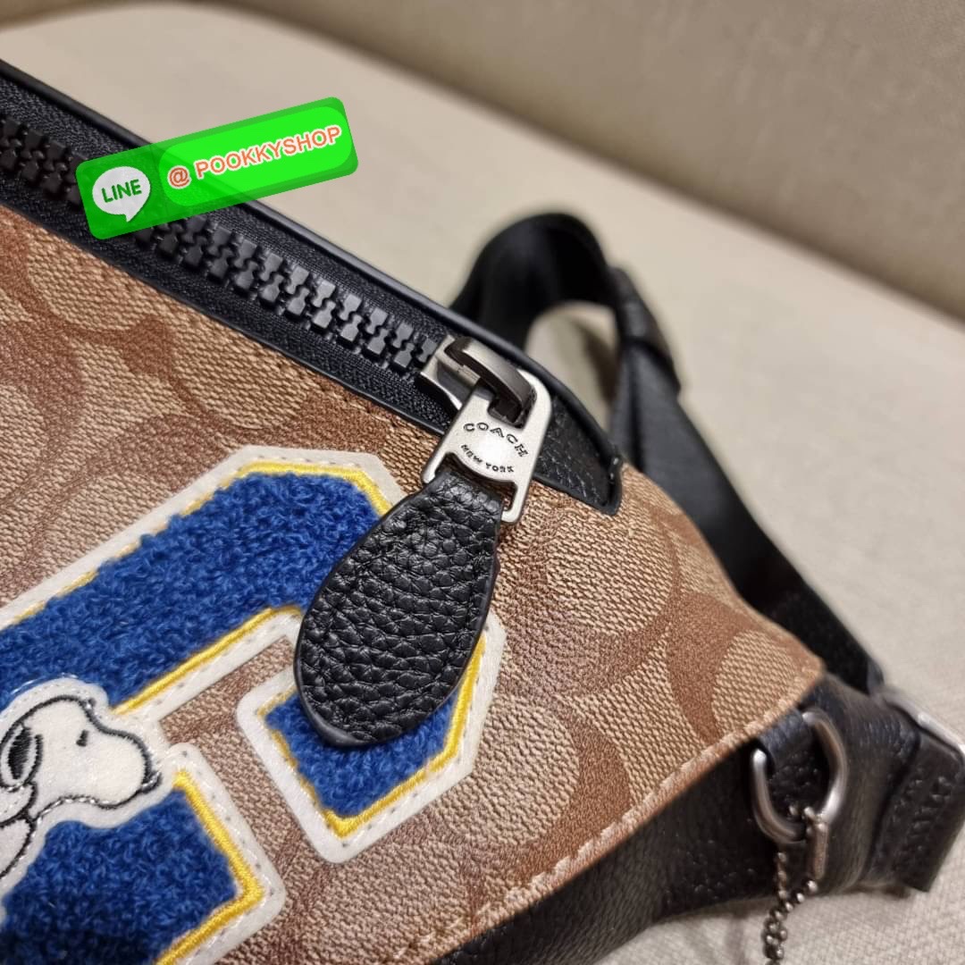 COACH C4028 COACH x PEANUTS WARREN BELT BAG IN SIGNATURE CANVAS WITH VARSITY PATCHES กระเป๋าคาดอกไซส์ใหญ่ คอลเลคชั่นยอดฮิต!! เป็นรุ่นสุดยอดของความคลาสสิค ขนาดสะพายกำลังเท่ คูลๆ ใช้งานง่าย ได้ทั้งหนุ่มๆและสาวๆ วัสดุหนังแคนวาสเคลือบลายสลับหนัง pepble น่าใช้
