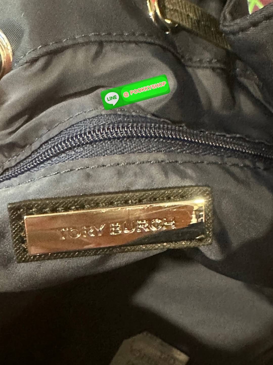 “🖤 Tory Burch Logo-Plaque Bucket Bag – ดีไซน์เรียบเท่ ถือได้ สะพายได้ ครบทั้งความจุและความชิค ✨ วัสดุ ไนลอน แต่งหนัง เบา จุของดี เหมาะกับวันทำงาน หรือวันสบาย ๆ ขนาด 8.5 นิ้ว | สภาพ ใหม่ 100% พร้อมส่ง