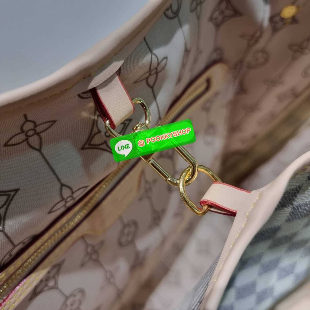 NEW IN!! LV 2IN1 TOTE SET WITH NAUTICAL PRINT ดีไซน์ใหม่ต้อนรับฤดูร้อน กับกระเป๋าสะพายไหล่ใบใหญ่ทรง tote มาพร้อมใบลูก พรีเมี่ยมกิ๊ฟสุดคุ้ม!! คลาสสิคที่สุด เป็นอีกรุ่นที่มีคนใช้เยอะมากๆ โทนสีละมุน วัสดุหนังแคนวาสปั๊มลายเต็มใบ ปากกระเป๋ามีหูเกี่ยว ด้านข้างม