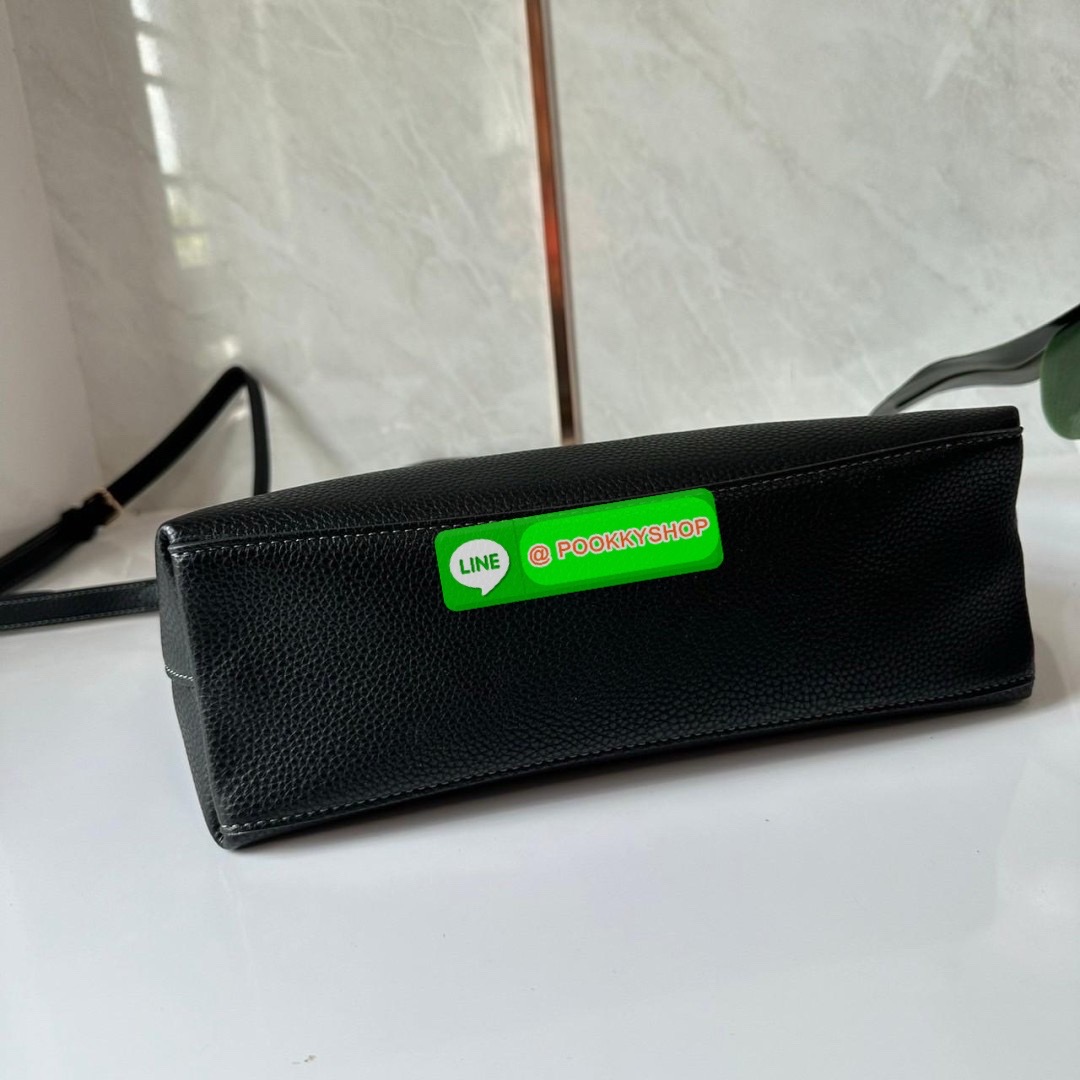 Coach Laurel Shoulder Bag Black CR148 🔖กระเป๋าสะพายข้าง/ไหล่ ทรง hobo สวยทันสมัยไม่มีเอาท์ 🔖วัสดุ : pebble leather 🔖เปิด - ปิด แบบซิปบน ภายในช่องโล่งกว้าง มีช่องรับแยกสองช่องมีซิปหนึ่งช่อง จุของได้เยอะ