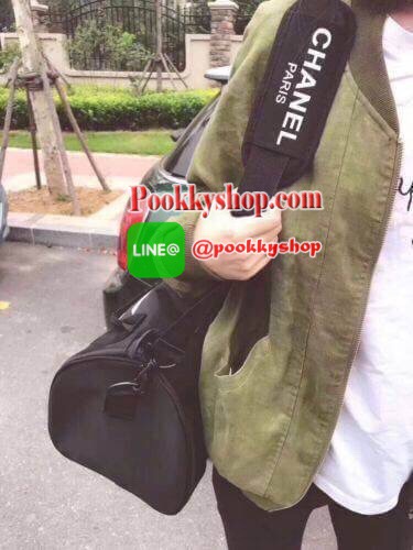 Chanel Duffel / Travel Bag กระเป๋าแบรนด์ Chanel VIP gift Bag ใช้เป็นกระเป๋าเดินทาง หรือหิ้วไปฟิตเนส ไปยิม เก๋ๆก็ได้ค่ะ หัวซิปปั้มโลโก้ ด้านในเป็นช่องกว้าง และมีอีกหนึ่งช่องซิปทำจากผ้าหนาผิวมัน กันน้ำได้ ดูเรียบ แต่หรู มาพร้อมสายสะพายยาว ถอดสายได้ การันตีค