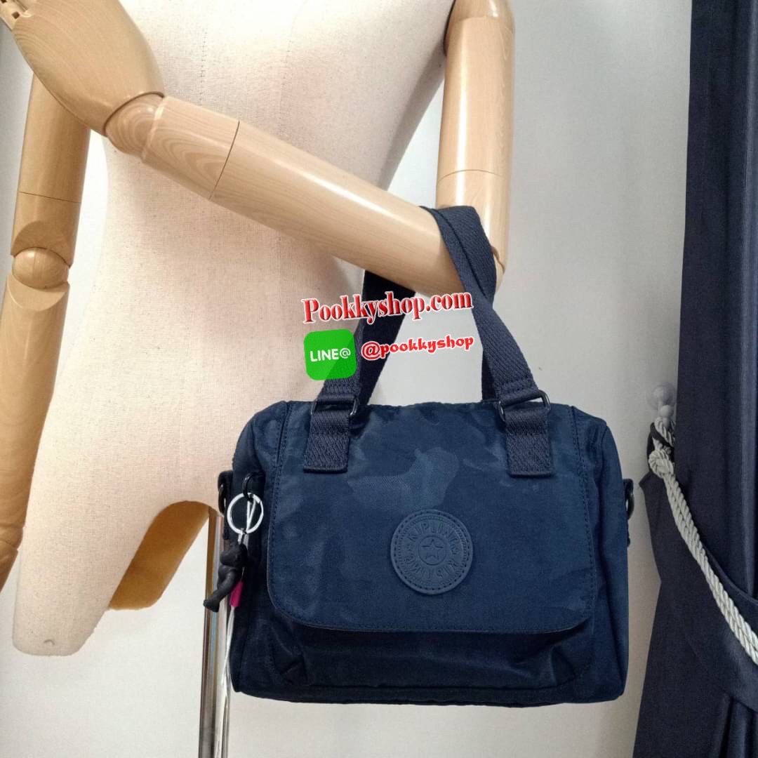 Kipling Brynne handbag & shoulder bag กระเป๋าถือหรือสะพายข้าง รุ่นใหม่จาก Kipling รูปทรงโค้งมนสวย พร้อมสายสะพายแบบคล้องแขนและสายสะพายยาว สามารถใช้งานได้ทั้ง 2 แบบ ด้านหน้ามีช่องใส่ของใช้จุกจิก ด้านในช่องโล่งกว้าง มีซิปข้างและช่องใส่ของแยกอีกฝั่ง เหมาะกับก