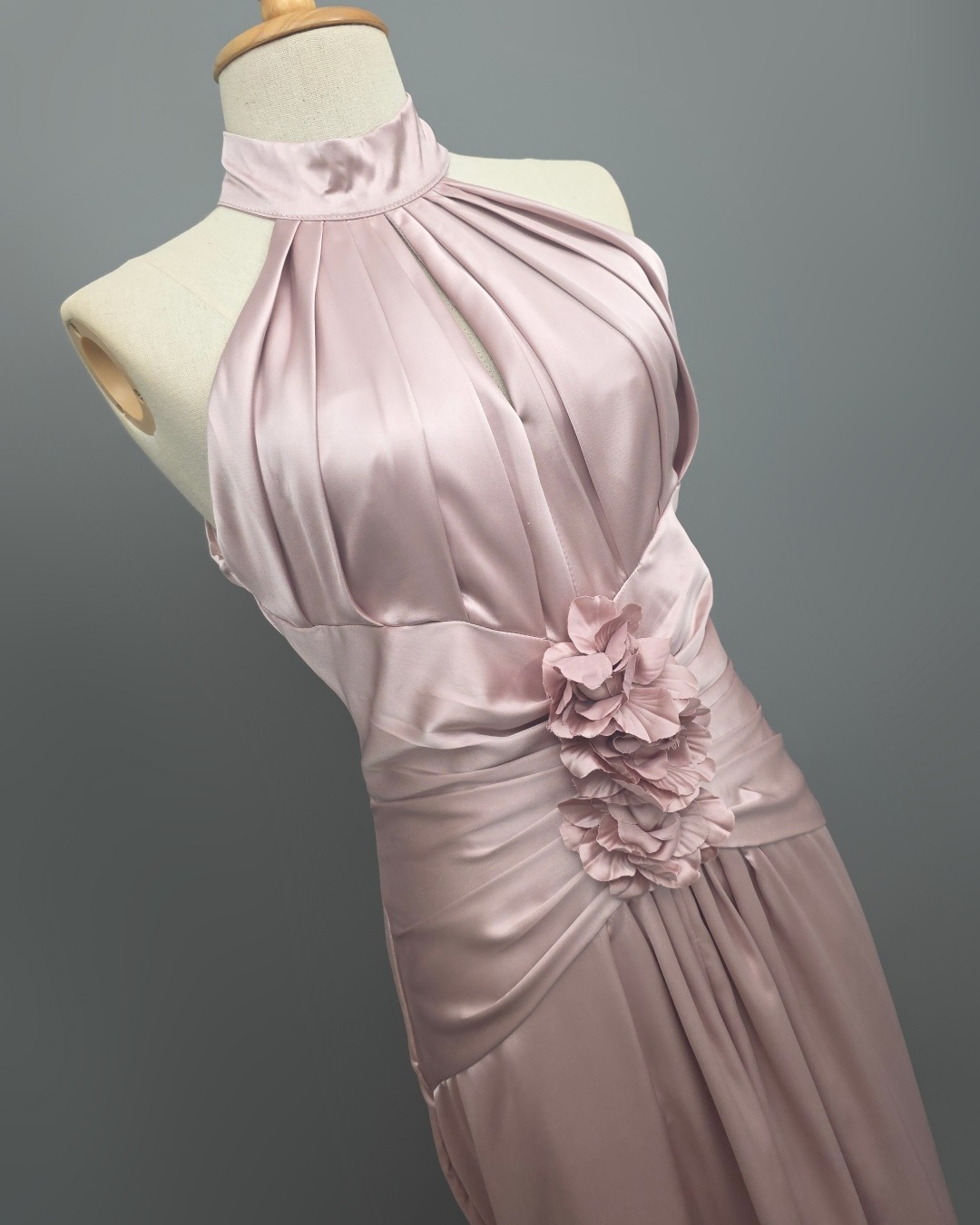 แม็กซี่เดรสเสื้อคอกลมแขนกุด กระโปรงผ่าหน้าขา