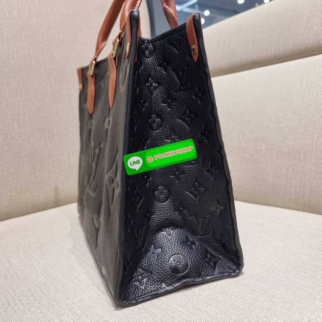 New arrival!! LV crossbody tote bag ดีไซน์สวยคม สมราคา ดูแพงไปอีก ด้วยดีเทลลายของหนัง crossgrain กระเป๋าทรงโท้ทจากเคาน์เตอร์ dutyfree คลาสสิค ผู้ดียืนหนึ่ง โทนสีใช้งานง่าย แมทช์ได้ทุกลุค มาพร้อมหูจับในตัว แบบหูหิ้ว และหูยาวสำหรับสะพายไหล่ เก๋มาก ชิคมาก ภา