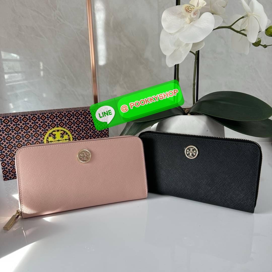 TORY BURCH ROBINSON MULTI GUSSET ZIP CONTINENTAL WALLET กระเป๋าสตางค์ใบยาว แบ่งสัดส่วนด้วยช่องซิปตรงกลางสำหรับใส่เหรียญ มีช่องใส่บัตร และใส่ธนบัตรได้ วัสดุหนังแท้ เปิด-ปิดกระเป๋าแบบซิปรูด ใส่โทรศัพท์มือถือได้ วันชิวๆพกกระเป๋าสตางค์ใบเดียวสะดวกมากค่ะ