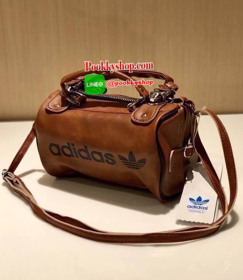 Brand : Adidas Mini Shoulder bag and messger bag 2018 Detail : กระเป๋าสะพายข้างใบเล็กกระทัดรัด แนวsport วัสดุทำด้วยหนังPU นิ่ม น้ำหนักเบา Logo Adidas สกีนทั้ง 2 ข้าง สามารถใช้ได้ทั้งด้านหน้าและด้านหลังเวลาสะพาย ภายในกว้างสามารถเก็บของได้พอสมควร ใส่กระเป๋า