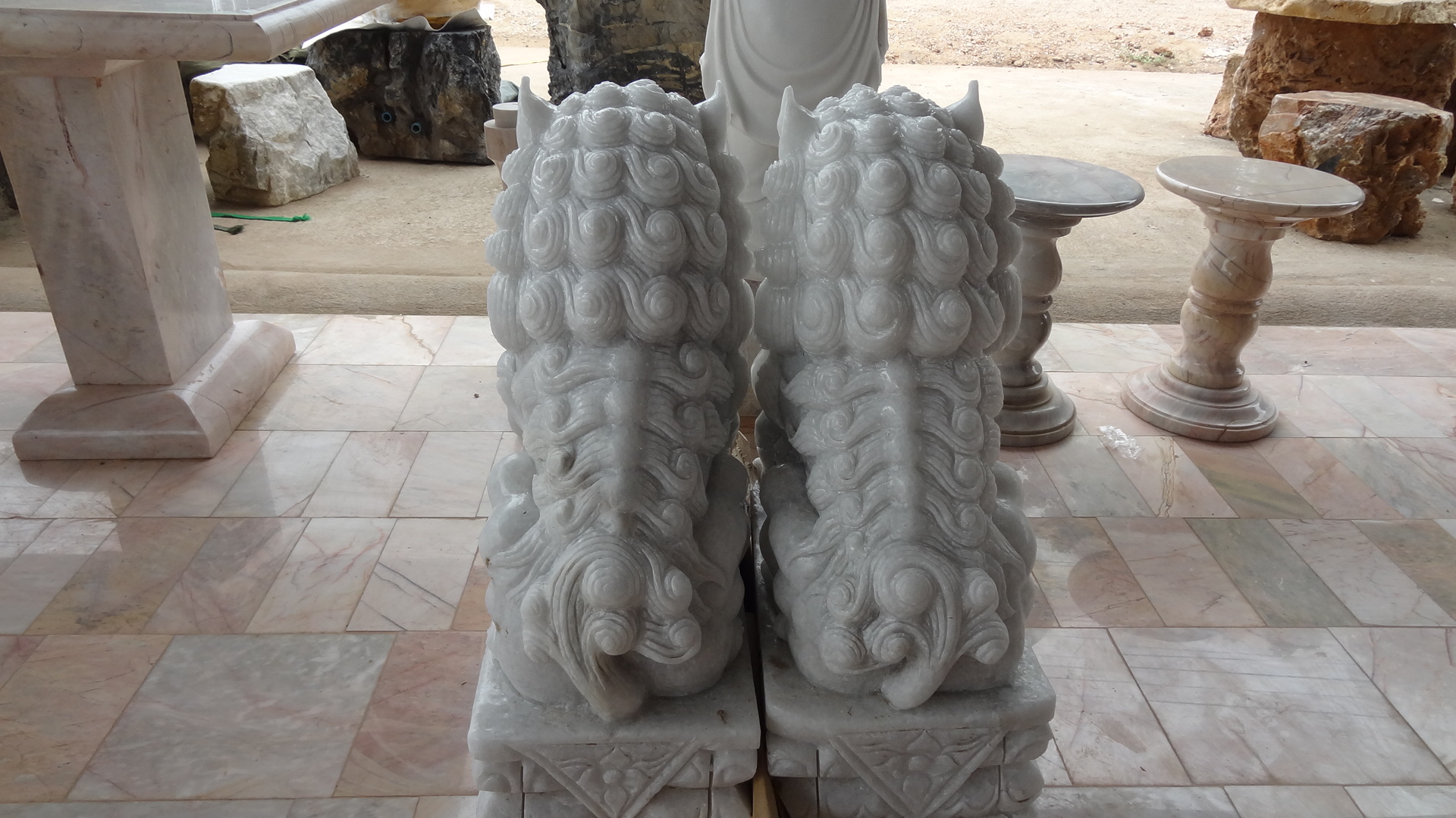 สิงโตหินอ่อนแกะสลัก ความสูง 70 กว้าง 46 ยาว 26 เซนติเมตร