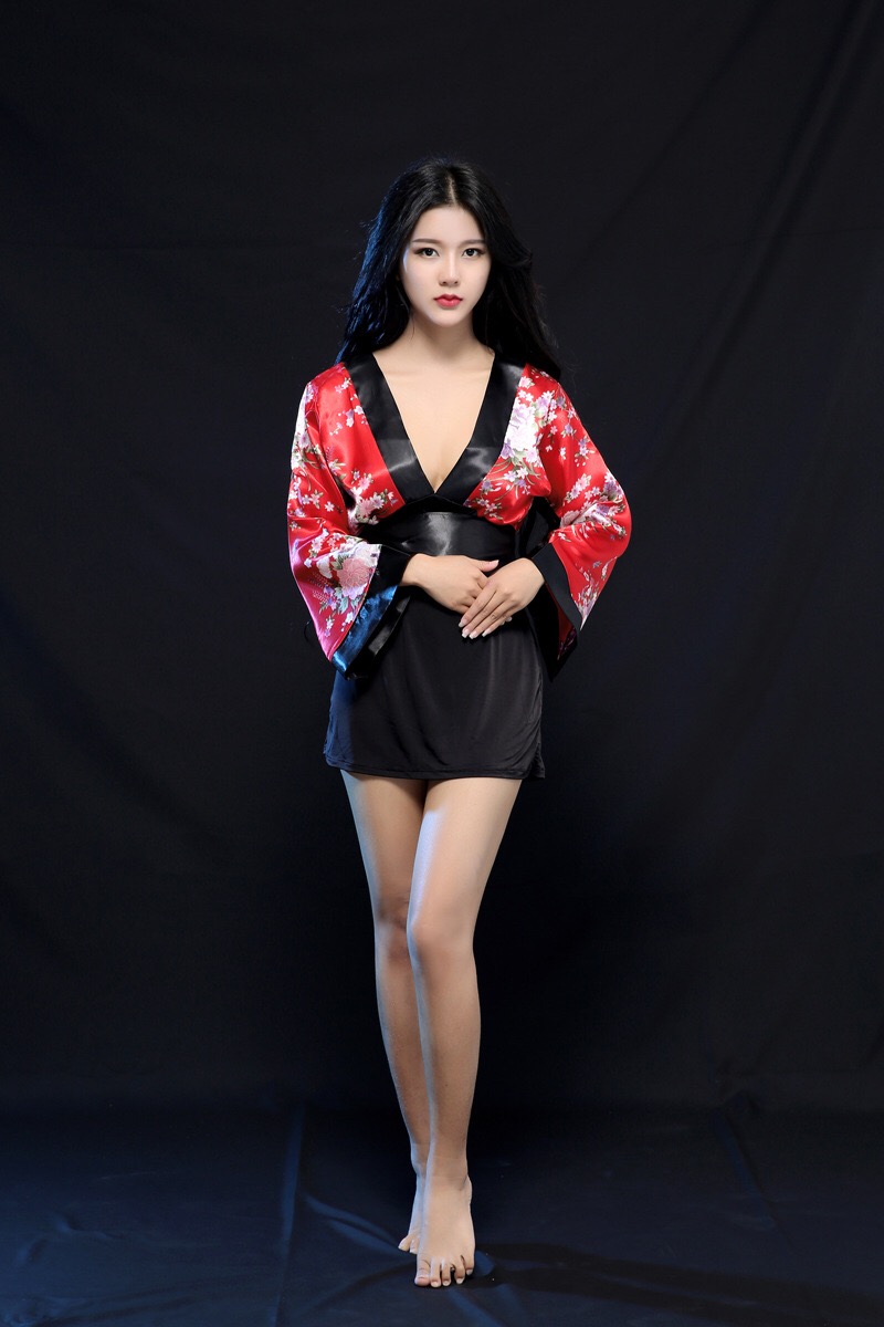 ชุดคลุมเซ็กซี่ สาวซามูไร กิโมโนสั้น สีแดง เซ็กซี่ ซีทรู แนวเกอิชา นางรำญี่ปุ่น ดอกซากุระ ด้านล่างกระโปรงดำสั้น พร้อมสายคาดเอวและโบว์สำเร็จ น่ารักเซ็กซี่ ขี้เล่นคะ +G string เข้าชุดคะ