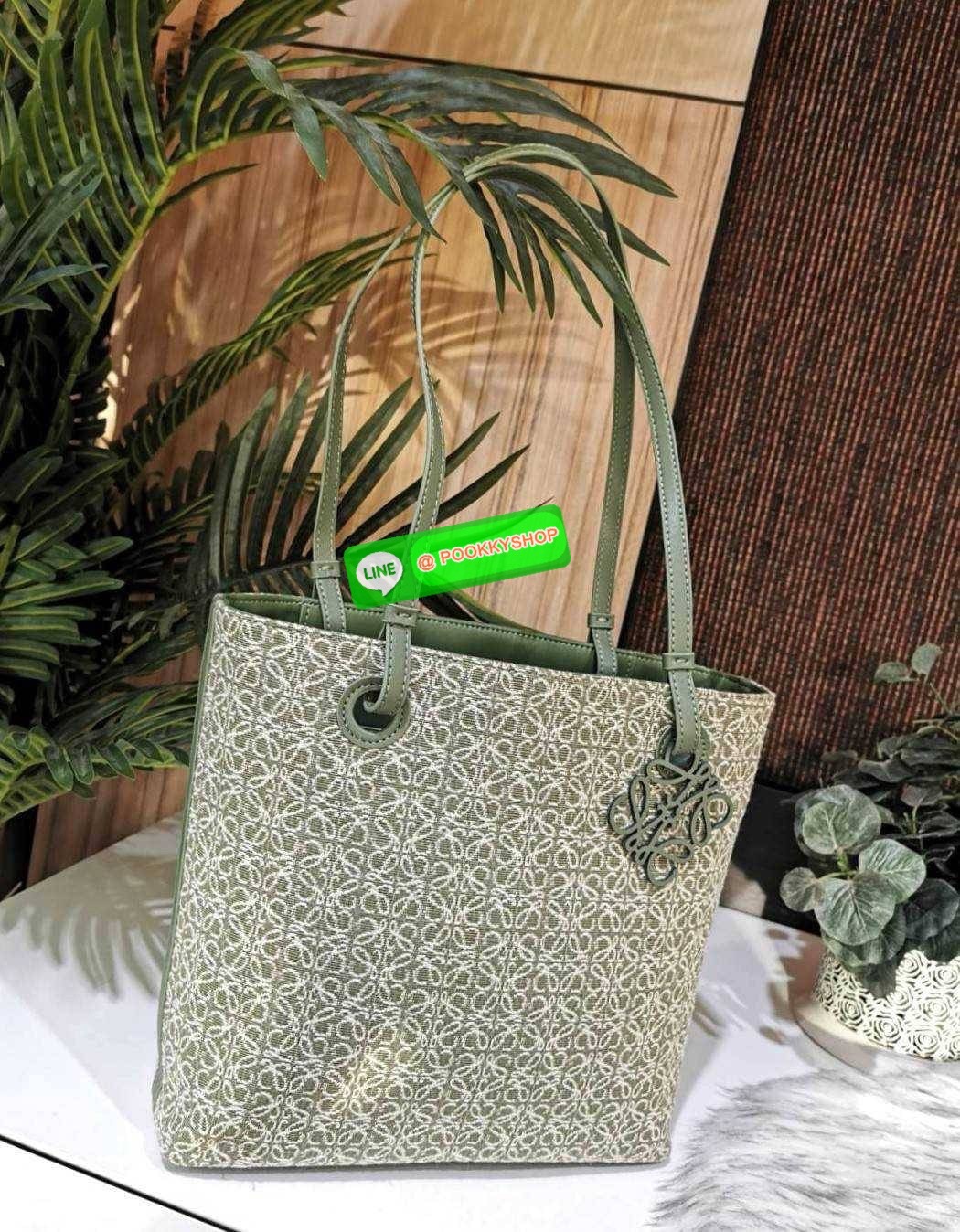 ✴️NEW ARRIVAL!✴️LOEWE ANAGRAM TOTE BAG VIP GIFT WITH PURCHASE GWP พรีเมี่ยมกิ๊ฟ Limited จาก LOEWE PERFUME DUTYFREE ไอเท็มใหม่! ดีไซน์สวยคงเอกลักษณ์ด้วยวัสดุ Anagram Canvas Jacquard Fabric ผสมผสานหนังแท้ Calfskin ลงตัวสุดคลาสสิค ขนาดกำลังดี น