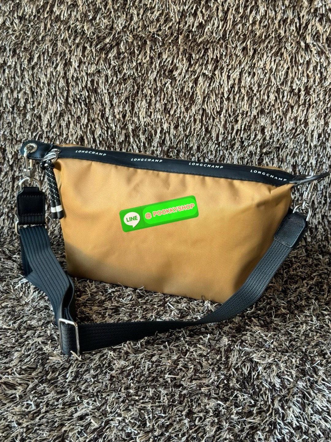 Longchamp LE PLIAGE ENERGY M YOGA BAG คอลเลกชั่นสุดเก๋ของ Longchamp ที่ซึ่งเป็นอีกหนึ่งแฟชั่นมาบรรจบกับกีฬา ออกแบบด้วยรูปแบบการเคลื่อนไหว ประสิทธิภาพ และความทนทานที่หลากหลาย ผลิตด้วยผ้าโพลีเอไมด์รีไซเคิลที่ผ่านการรับรอง ECONYL หัวซิปกันน้ำ มีให้เลือกหลายส