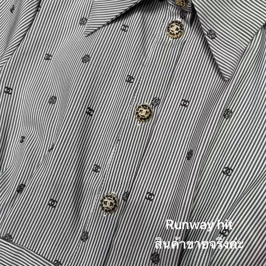 ใหม่ล่าสุด collection Chanel 2022 dress ทรงสวยผ้า jacquard ลายเส้น ปักลายlogo cc และดอก คามืเลียตามแบบฉบับ Chanel กระดุมปั๊ม เป๊ะทุกจุด ผ้าทิ้งตัวมีน้ำหนัก cutting เนี้ยบ งาน high end ห้ามพลาด