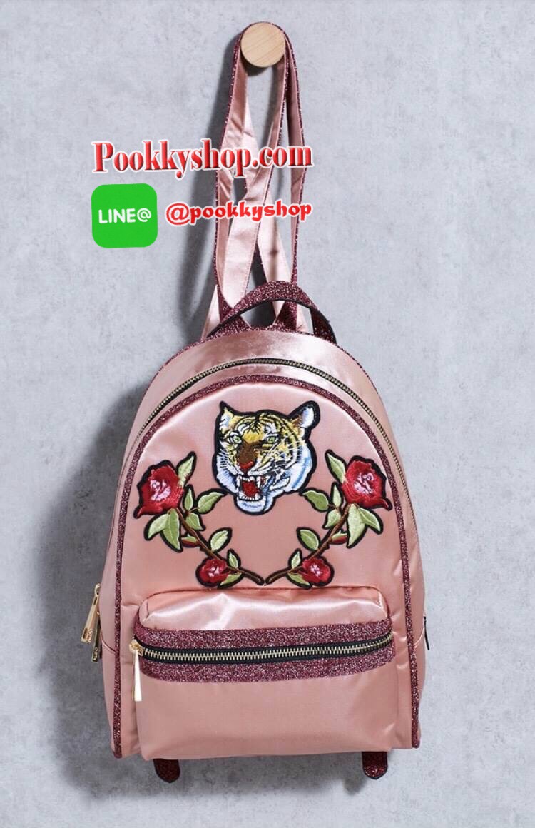 ALDO Grawn Satin Backpack with Tiger&Rose Patches กระเป๋าเป้สะพายหลังจาก ALDO แบรนด์ดังแคนนาดา ดีไซน์สุดชิคปักลายเสือและดอกไม้สวยทั้ง2สี ด้านหน้ามี 1 ช่องซิป เปิดปิดด้วยซิปคู่สะดวกใช้ ภายในมีโลโก้ ช่องซิปและช่องใส่ของ จุได้เยอะ ใส่ ipad ได้ น้ำหนักเบา หูจ