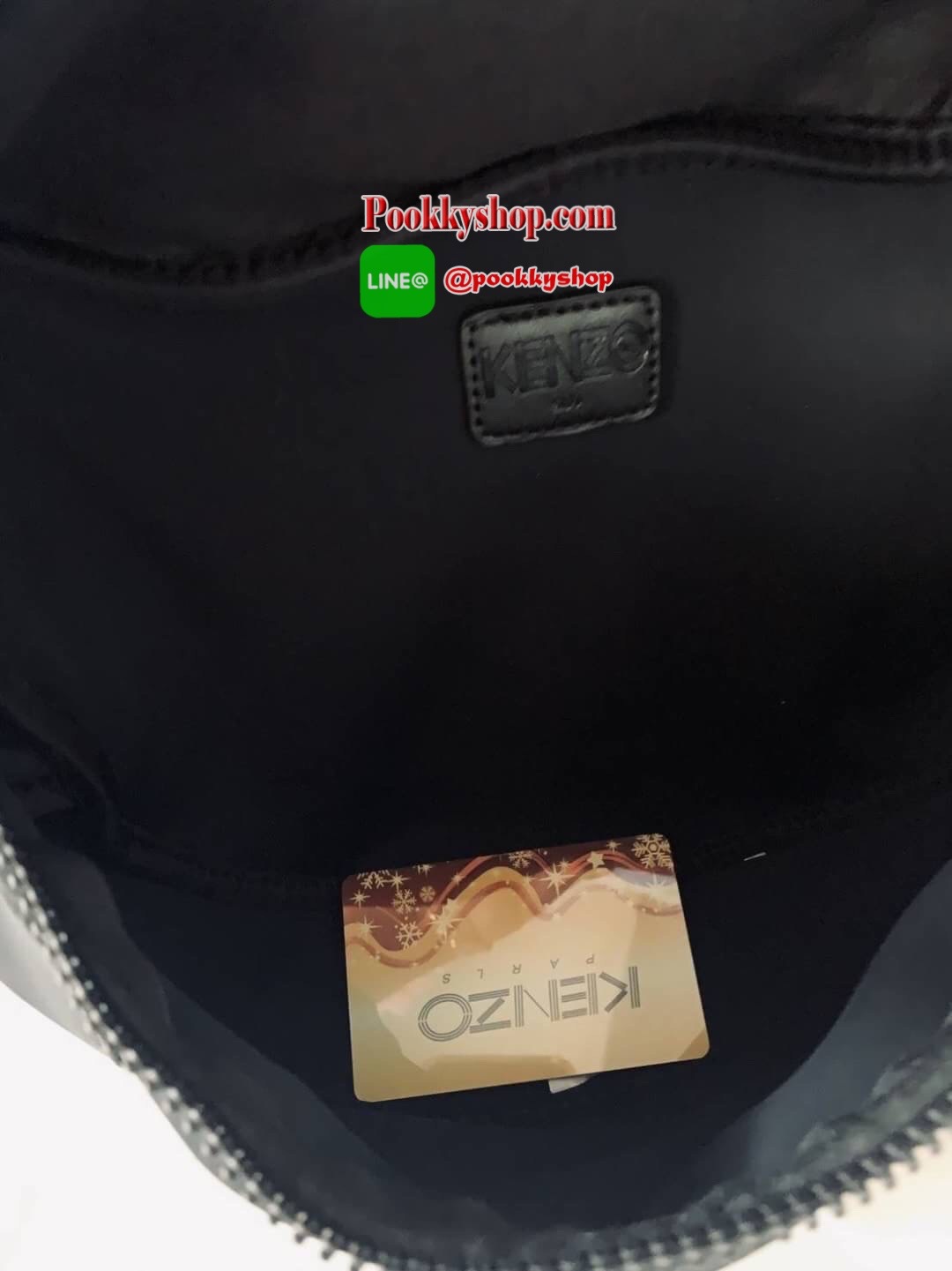 พร้อมส่ง Kenzo Icon Tiger Belt Bag ดีไซต์ที่โดดเด่น ผสมผสานกันอย่างลงตัว กระเป๋าคาดอก/คาดเอว Kenzo วัสดุ : 75% Rubber , 25% Polyester เปิดปิดด้วยซิป ด้านหน้ามี 1 ช่องชิปสำหรับเก็บของที่หยิบใช้บ่อยระหว่างวัน ด้านในโล่งกว้าง จุของได้เยอะพอควร สายสะพายปรับเล