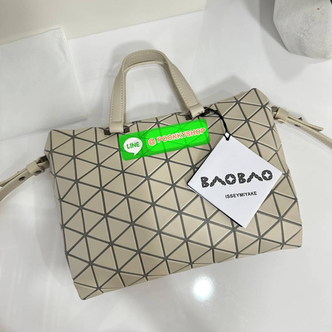 Bao Bao issey Miyake Tonneau Small Matte Bao Bao Issey Miyake รุ่น TONNEAU (ทอนโนะ) กระเป๋าทรง Boston Bag ที่โดดเด่นด้วยลายแพทเทิร์น 3 เหลี่ยมด้านเท่าเรียงต่อกัน ทำให้กระเป๋าใบนี้มีความโดดเด่นทั้งในเรื่องของดีไซน์ที่ทันสมัย และการใช้งานที่ครบทุกฟังก์ชั่น