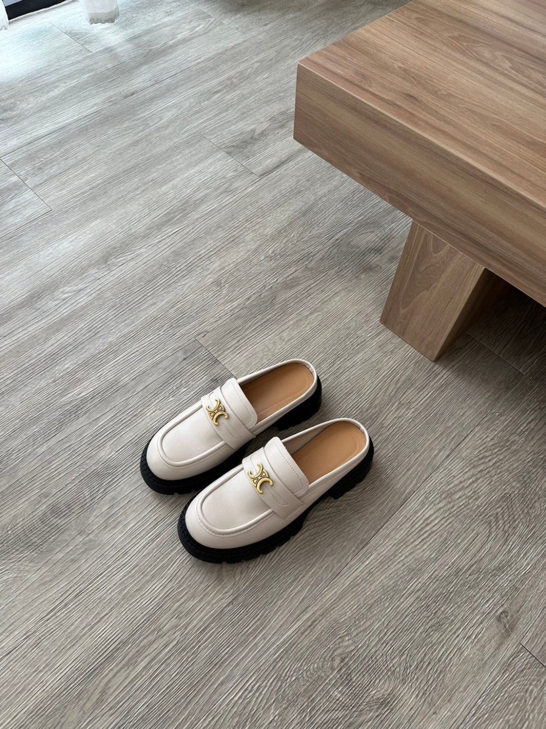 Back in stock พร้อมส่ง รองเท้าทรงโลฟเฟอร์ เปิดส้น ซีลีน รุ่นขายดี Celine open-heeled loafer shoes. Best-selling model
