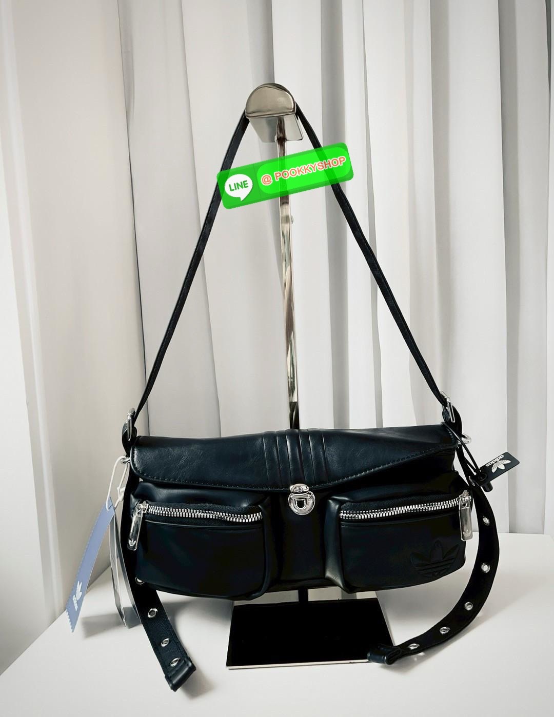 ADIDAS ORIGINALS HOBO LEATHER SHOULDER BAG 🔖พร้อมส่ง! กับกระเป๋าแนวสตรีทที่ออกแบบให้ใช้งานได้ทุกโอกาศ ดีไซด์เก๋ ถูกใจสาวๆกันเลบทีเดียวค่า 🔖หนังแท้หนานิ่ม เนื้อแมทอย่างดีสวยมากๆ อะไหล่เงิน ด้านหน้าเป็นช่องซิปสำหรับใส่ของจุกจิก เปิด-ปิดกระเป