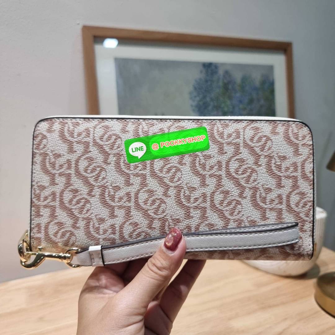 COACH CF521 LONG ZIP AROUND WALLET WITH SIGNATURE MONOGRAM 🔆 Details กระเป๋าสตางค์ใบยาว คอลเลคชั่นใหม่ กับดีไซน์ใหม่ ฉีกกฏทุกการดีไซน์ ด้วยลวดลายโมโนแกรมรอบใบโดดเด่น สะดวกใช้งานด้วยสายคล้องมือที่สามารถถอดออกได้ พกพกง่ายที่สุด รูดใช้งานด้วยซิปรอบใบ