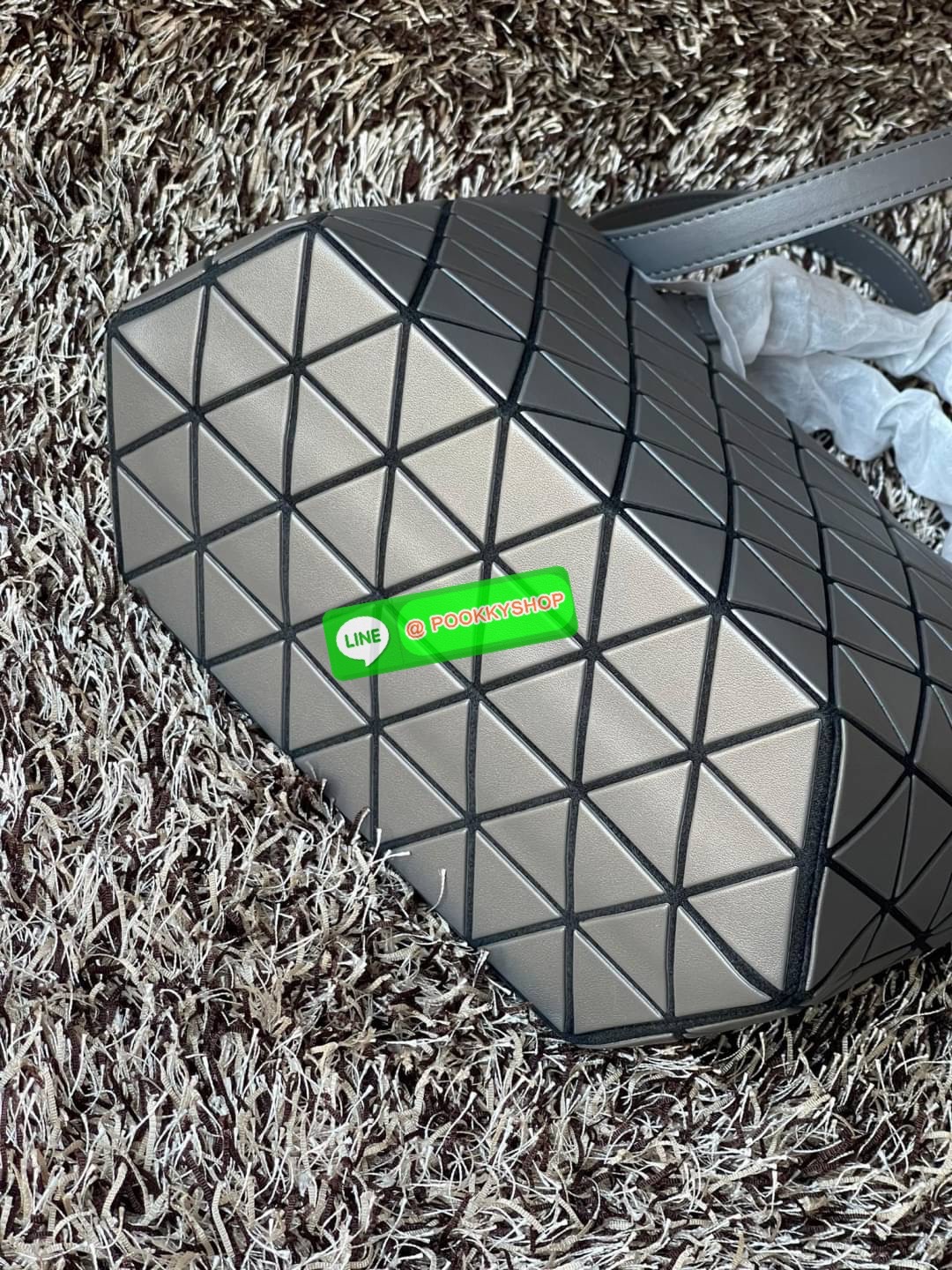 💕BAO BAO ISSEY MIYAKE MATTE CRYSTAL SMALL TOTE เป็นกระเป๋าทรงโท้ทที่มีความพิเศษด้วยการออกแบบแผ่นสามเหลี่ยมแบบใหม่จัดเรียงต่อกันในแนวตั้งเสริมกระเป๋าให้ดูหรูหรา ทันสมัย และดูมีเอกลักษณ์เป็นของตัวเอง อีกทั้งยังมีโครงสร้างฐานตาข่าย นอกจากช่วยให้กระเป