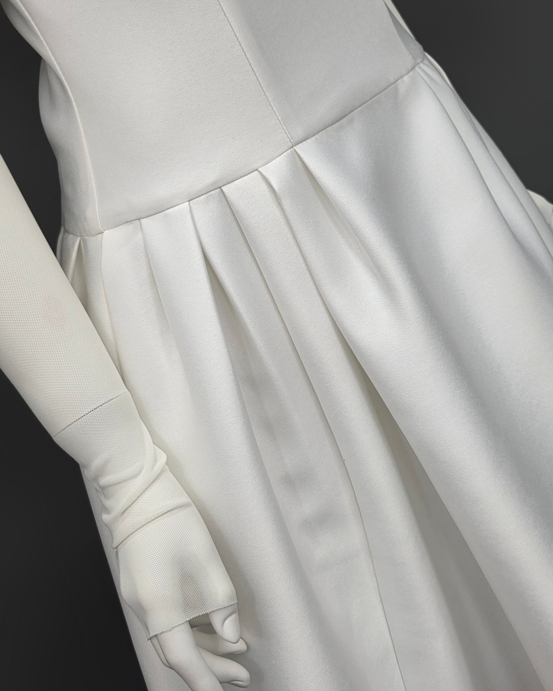 เดรสแฟชั่น เดรสเสื้อแขนยาวเปิดไหล่ กระโปรงยาวคลุมเข่า แขนเสื้อซีทรู