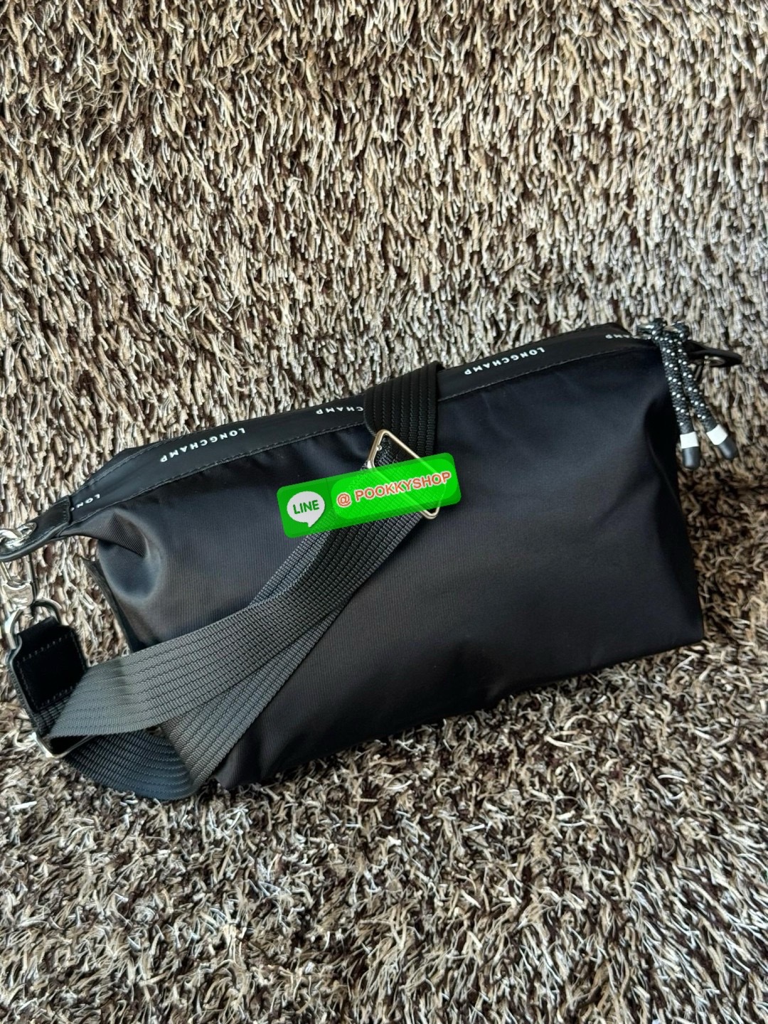 Longchamp LE PLIAGE ENERGY M YOGA BAG คอลเลกชั่นสุดเก๋ของ Longchamp ที่ซึ่งเป็นอีกหนึ่งแฟชั่นมาบรรจบกับกีฬา ออกแบบด้วยรูปแบบการเคลื่อนไหว ประสิทธิภาพ และความทนทานที่หลากหลาย ผลิตด้วยผ้าโพลีเอไมด์รีไซเคิลที่ผ่านการรับรอง ECONYL หัวซิปกันน้ำ มีให้เลือกหลายส