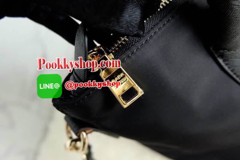 Re-stock Best seller พรีเมี่ยมกิ้ฟจากเคาเตอร์ต่างประเทศ กระเป๋า สวยๆ จาก แบรนด์ PRADA เป็นกระเป๋า ใบสวยรุ่นหายาก ขนาดกำลังดี เลิศมาก ใช้แล้วไฮโซ สวยเกินราคาแน่นอนคะ ภายในมีช่องแบ่ง เก็บของอย่างดี ใบนี้ ห้ามพลาดเลย มาจำนวนจำกัดนะคะ