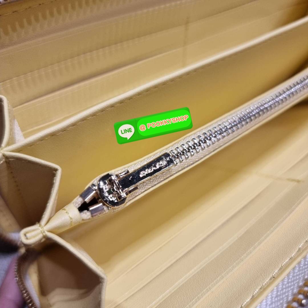 COACH C3548 LONG ZIP AROUND WALLET WITH HORSE AND CARRIAGE พร้อมเสิร์ฟความหรู กับคอลใหม่ สีสวย ผู้ดีขับผิวมาก กระเป๋าสตางค์ใบยาวกึ่งคล้องมือ เรียบหรู โดดเด่นด้วยโลโก้เอกลักษณ์ วัสดุหนัง pepble ทนทาน มาพร้อมสายคล้องมือ ถอดออกได้ ภายในใส่บัตรได้เยอะ มีช่องซ