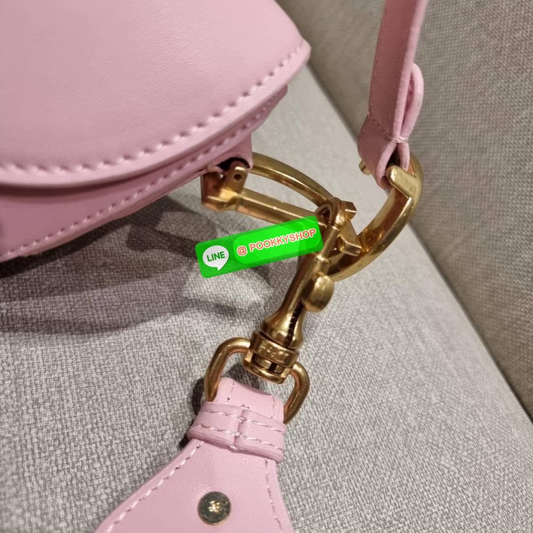CD SADDLE BAG CALFSKIN กระเป๋าสะพายข้างพรีเมี่ยมกิ๊ฟ ทรงสวยไม่ซ้ำใคร กิมมิคในตัว ดูแพง ไซส์ใหญ่ ดีไซน์ย้อนยุค เป็นเอกลักษณ์สวยทุกแบบ เปิด-ปิดด้วยกระดุมแม่เหล็กซ่อน ใช้งานง่ายมากๆ ภายในเป็นช่องโล่ง มีช่องซิป วัสดุหนังลูกวัวฟอกสี ใส่ของสำคัญได้เลย หมดห่วง ม