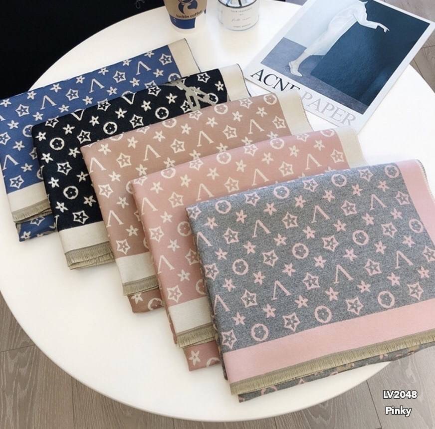 พร้อมส่ง LV2048 ผ้าคลุมไหล่ LV2048 งานนำเข้าแบรนด์LV รุ่นนี้เป็นผ้ามันวาว เด่นมาก ไฮโซตามแบรนด์เค้าเลย ผ้าไม่หนามาก อุ่นเหมือนผ้าห่ม เป็น accessories ได้ทั้งหน้าร้อน และหน้าหนาว