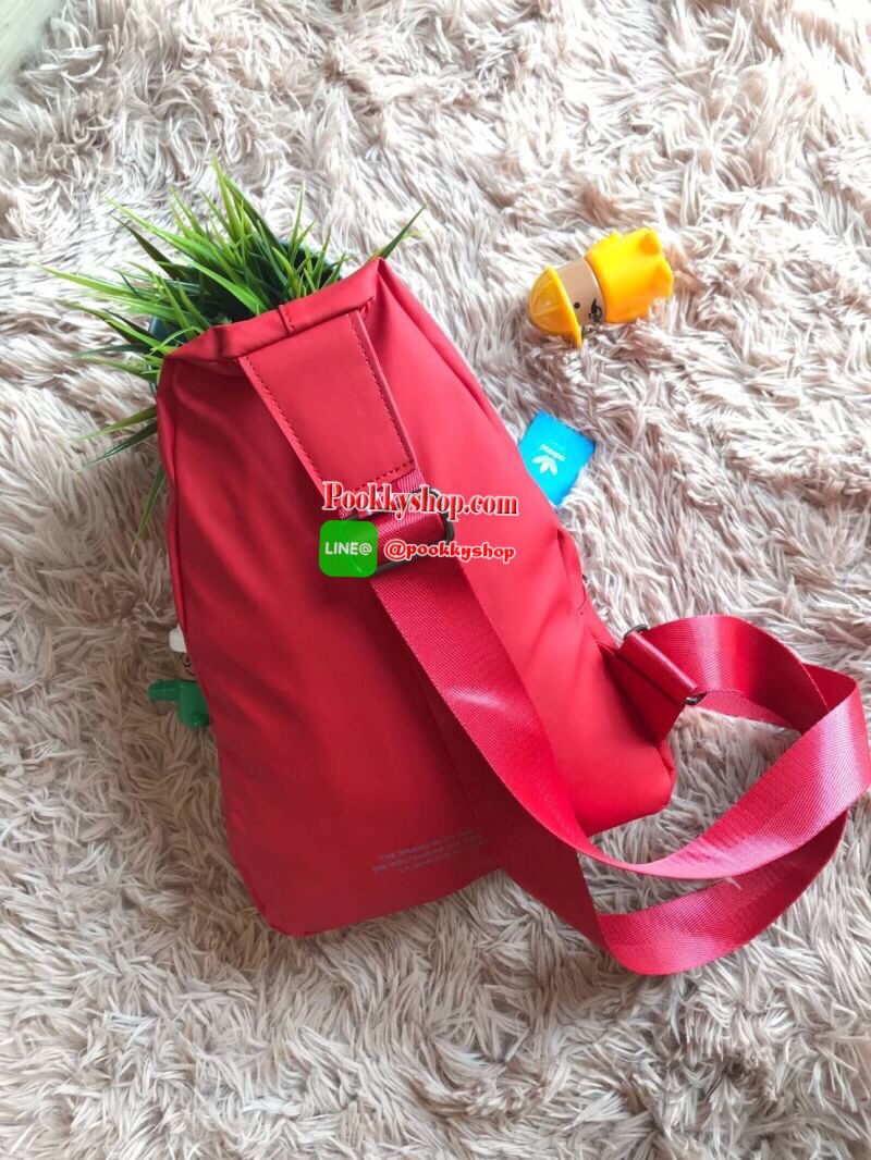 Adidas Expect Originals Bag กระเป๋าสะพายคาดอก ขนาดกลาง วัสดุหนังpu หนังนิ่ม กันน้ำได้ ด้านหน้าสกรีนโลโก้แบรนด์ มีช่องซิปใหญ่ใช้งานได้2ช่อง ภายในมีช่องแยกใส่มินิไอแพค หรือกระเป๋าสตางค์ทรงยาว สายสะพายปรับความยาวได้ฟรีไซส์ ใช้ได้ทั้งผู้หญิงและผู้ชายเท่ๆเลยคร