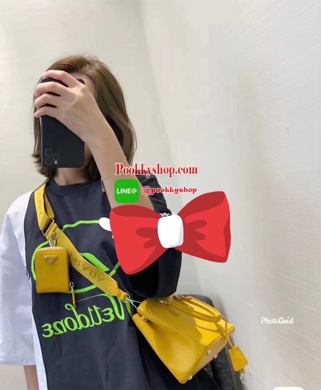 Prada กระเป๋าถือหรือสะพายอเนกประสงค์ วัสดุหนังสวยอยู่ทรงขนาดกำลังดีน้ำหนักเบา ดีไซน์สวยเก๋ที่หูหิ้วกระเป๋า โลโก้แบรนด์อะไหล่หรู หูจับแข็งแรงพับลงได้สะดวกใช้หัวซิปแบรนด์ ภายในมีโลโก้ ช่องซิป ช่องใส่มือถือ สามารถใส่กระเป๋าสตางค์ใบยาว ipad mini ของใช้จุกจิกไ