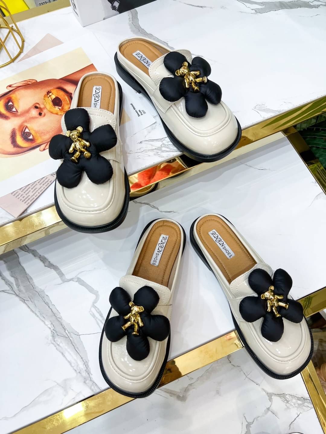 รองเท้าเกาหลีเกาใจน่ารักไม่ไหวรุ่นนี้ เป็นทรงปิดหน้าด้านหน้ามีแต่งดอกไม้ใหญ่ประดับติดด้วยน้องหมีสีทองดีมาก ด้วยรองเท้าเป็นหนังเปิดหลังสวมใส่ง่าย คู่นี้แมทช์กับชุดไหนก็เริ่ดไม่ซ้ำใครแน่นอนค่ะ