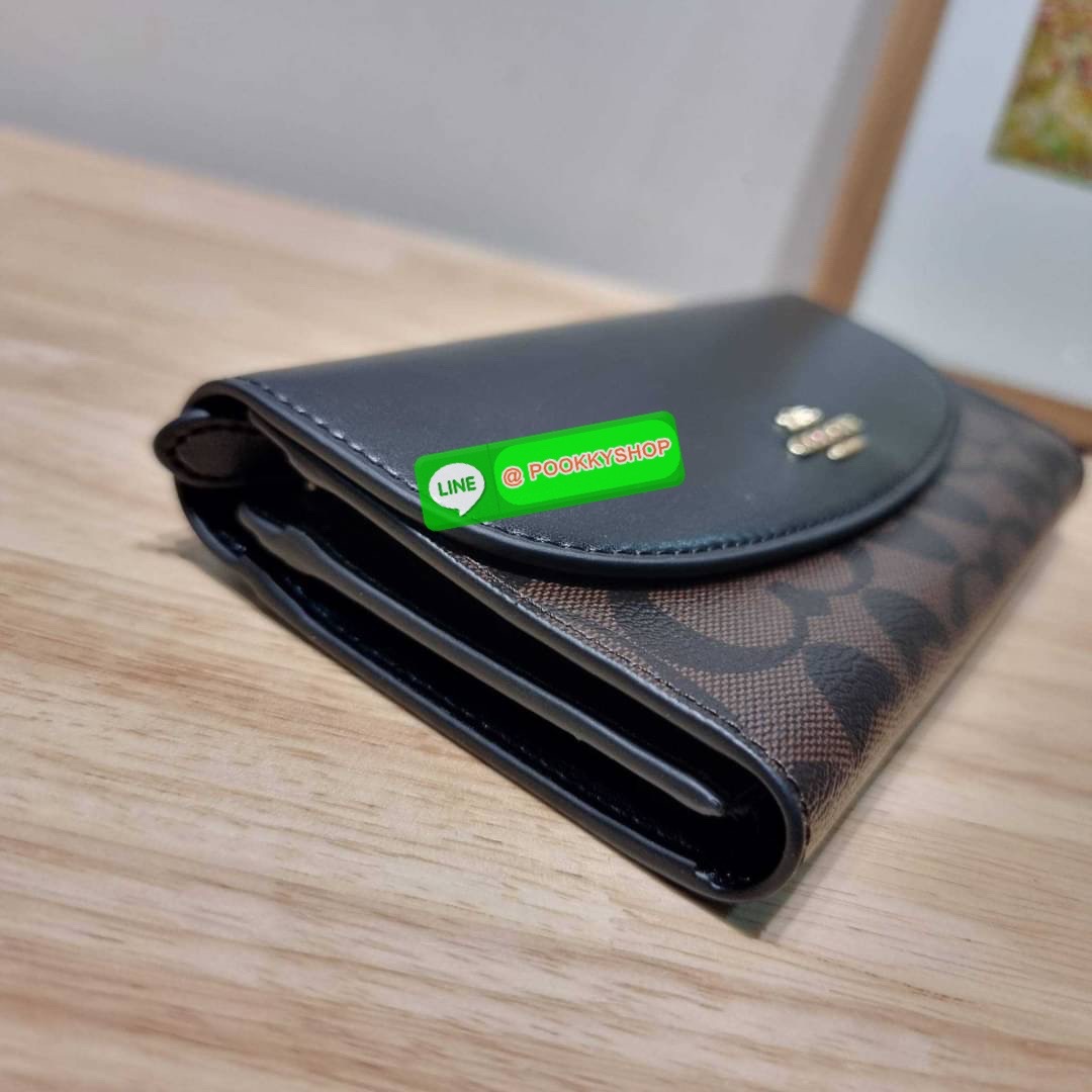 COACH F54022 SLIM ENVELOPE WALLET IN SIGNATURE กลับมาแล้วจ้า!! กระเป๋าสตางค์รุ่นขายดี 🔥 ทรงจดหมายรุ่นฝาพับ สวยคุณหนู หรูเกินราคา วัสดุหนังแคนวาสเคลือบลาย ภายในใส่มือถือได้ ใส่บัตรได้ มีช่องซิปแยกแบ่งเป็นสัดส่วน รุ่นนี้ใช้ยังไงก็ไม่มีเบื่อ สวยคลาสส