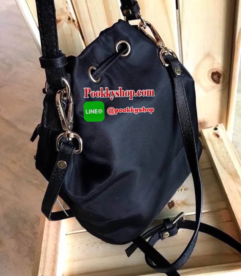 Restock รุ่นยอดนิยม! PRADA DRAWSTRING BAG WITH STRAP VIP GIFT WITH PURCHASE พรีเมี่ยมกิ้ฟจากต่างประเทศรุ่น Limited edition วัสดุ Nylon คุณภาพดีตามแบบฉบับแบรนด์ ด้านหน้าประดับโลโก้ เปิดปิดแบบหูรูด Drawstring มาพร้อมสายสะพายให้ถึง2แบบ ทั้งสายสั้นและสายยาวปร