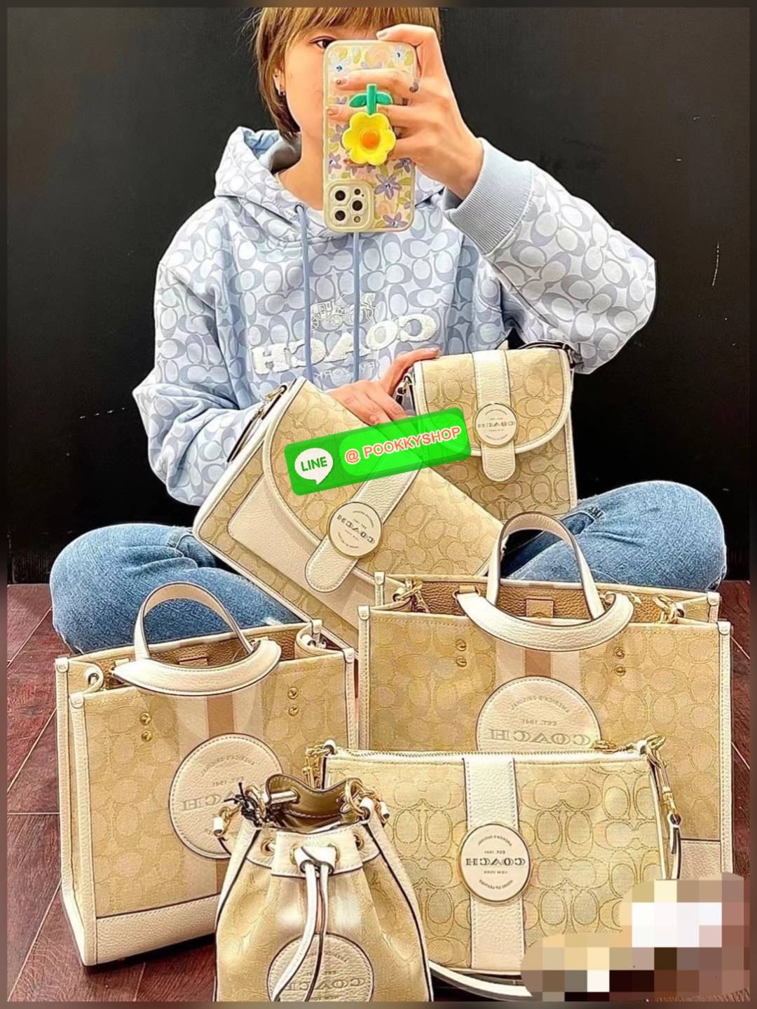 COACH DEMSEY TOTE IN SIGNATURE JACQUARD WITH COACH PAT ((C8417//C5115)) พร้อมส่งที่ไทย ห้ามพลาด สีน้องสวยมากๆค่ะ กระเป๋าทรงTote ขนาดพอดีลำตัว ใช้วันไหนๆก็เหมาะมากค่ะ วัสดุJacquard ทอลายแบรนด์ ตัดขอบหนังแท้ สวยงามมากๆค่ะ ด้านหน้าจะมีป้ายวงกลมโลโก้แบรนด์อัน