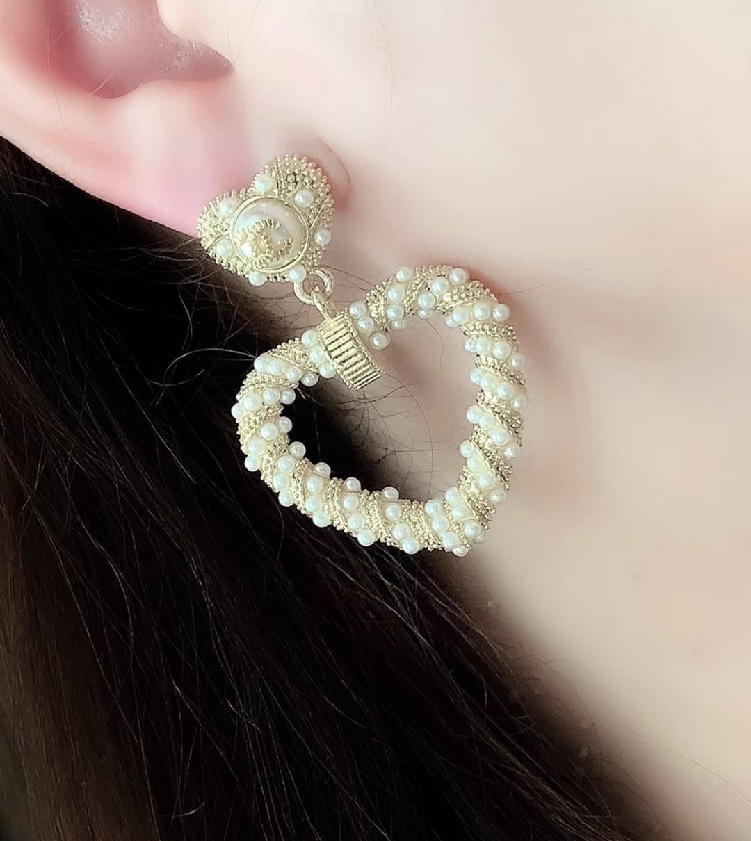 Super Hi-End Quality !!!! ((งาน 1:1 เหมือนในช็อปมากที่สุดในท้องตลาด)) Chanel Earring ต่างหูชาแนลงาน 1:1 เหมือนของแท้เป๊ะๆค่ะ รับรองงานสวยมากกกกก ดูหรู ดูผู้ดีสุดๆ งานดี มุกคุณภาพดีมากๆมากๆคะรับประกันความพอใจเลยค่ะ ตัวเรือนสีทองเฉดอ่อน ไฮโซมากค่ะ คอนเฟิม !