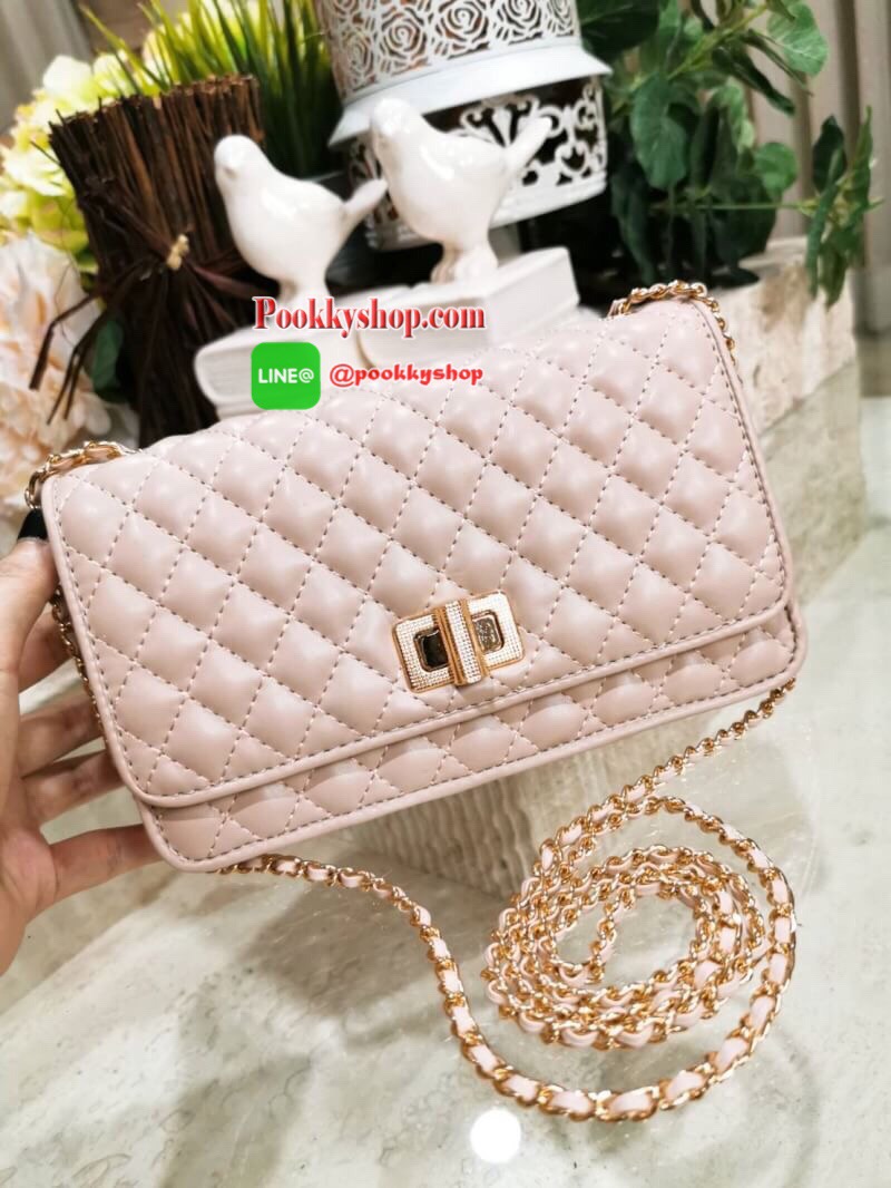 พร้อมส่ง! BEST SELLER! CHARLES & KIETH MINI CLUTCH BAG กระเป๋าสะพายทรงคลัชรุ่นยอดนิยมดีไซน์คลาสสิควัสดุหนังนิ่มลายตารางสวยอยู่ทรงขนาดมินิสไตล์ Chanel เปิดปิดด้วยตัวล๊อคแบบบิดอะไหล่ทอง ด้านหลังประดับโลโก้แบรนด์สวยดูดี มาพร้อมสายสะพายโซ่ร้อยหนัง Crossbody ไ