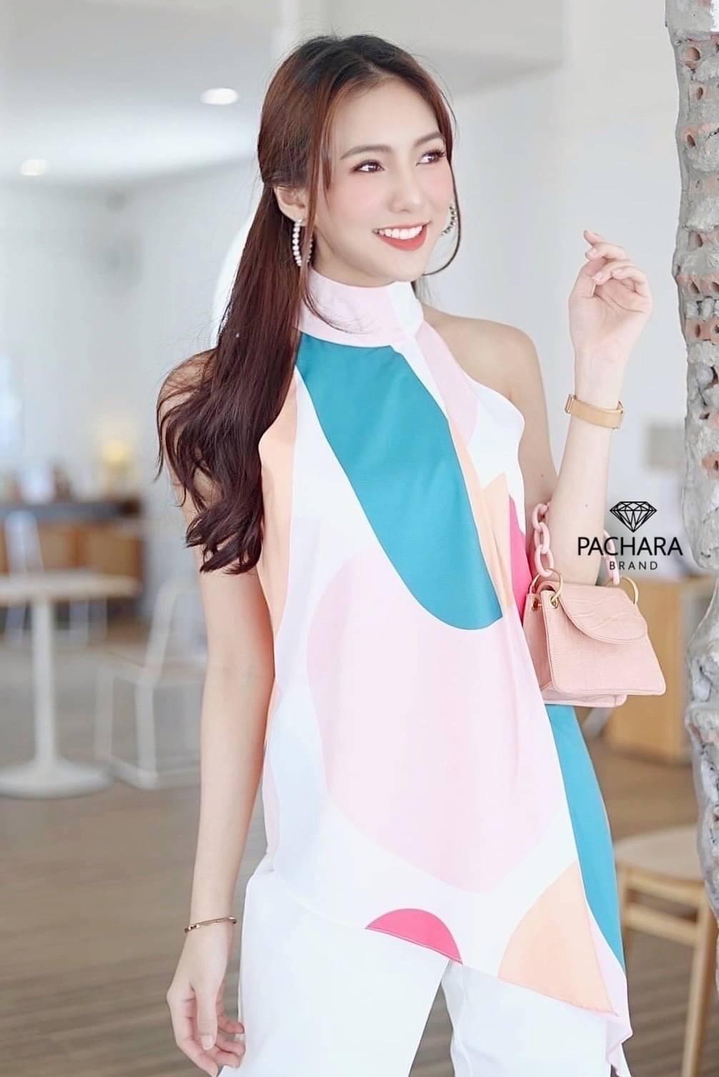 เซ็ต 2 ชิ้น เสื้อเว้าไหล่ชายเฉียง เนื้อผ้าพริ้วพิมพ์ลายสีสันสดใส แมทช์คู่กับกางเกงขายาวเอวสูงสีขาว งานซิปด้านหลัง มีซับในอัดกาวอย่างดี รุ่นนี้ใส่ชิลล์ถ่ายรูปสวยได้ทุกโอกาสเลยนะคะ